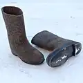 und mit angeklebten Gummisohlen