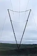 abgespannter Mast mit Isolatorenkette als Leiteraufhängung