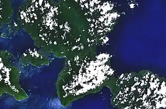 Bukit Amasing, knapp oberhalb links der Bildmitte. Bild: Landsat, NASA
