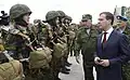 Damaliger Kommandeur der 7. Garde-Luftsturm-Division Wladimir Schamanow und Dmitri Medwedew beim Truppenbesuch am 14. Juli 2009