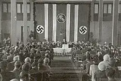 Die erste Sitzung des Weißruthenischen Zentralrat. Radaslau Astrouski spricht in der Mitte. 1944.