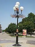 Wegweiser an einer Laterne in Kowel, Ukraine