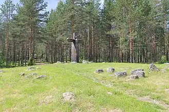 Kreuz der Trauer (errichtet 2000) zur Erinnerung an den Winterkrieg, unweit der Kreuzung mit der früheren A131 bei Lemetti
