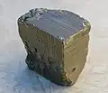 Deutliche Streifung auf einem Pyrit-Würfel mit unterschiedlicher Orientierung auf jeder Seite.