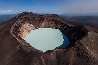 Der Säuresee im Inneren des Kraters