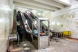 Eine Mitarbeiterin der Metro Moskau überwacht den Betrieb einer Fahrtreppenanlage