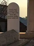 Die Grabplatte mit der Inschrift