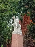 Denkmal für die Soldaten des 12. litauischen Ulanenregiments in der Nähe der südöstlichen Ecke der Burg