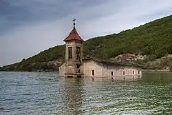 Ruine teils unter Wasser, hier 2013