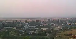 Luftaufnahme von Tschinar. Im Hintergrund ist die Steppenlandschaft zu sehen, die typisch für den nördlichen Kaukasus ist.