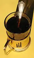 Teeglas in einem Gestell mit Henkel
