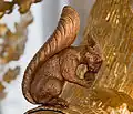 Eichhörnchen mit Eichel