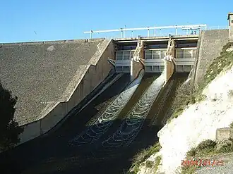 Die Hochwasserentlastung der Talsperre Rastan