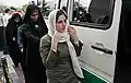 Eine Frau wird wegen ihres nicht korrekt sitzenden Kopftuches festgenommen