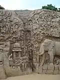 Shiva in Begleitung mehrerer Ganas (o. l.), Relief der Herabkunft der Ganga, Mamallapuram, Tamil Nadu (um 700)