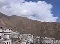 Wohnhäuser in einem Vorort von Lhasa in Tibet