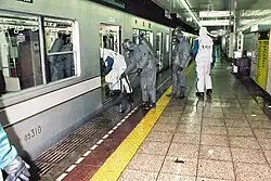 Tokio, 1995: Kräfte von Japan Ground Self-Defense Force und Tokyo Metropolitan Police dekontaminieren einen Bahnsteig und einen Zug nach den Saringasanschlägen der Aum-Sekte