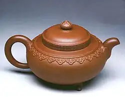 Chinesische Teekanne mit Wokenkragen-Motiv