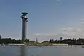 Ein Turm mit Plattform ist an einem Gewässer erkennbar.