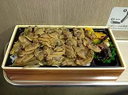 Japanisches Ekiben mit Manila-Teppichmuscheln