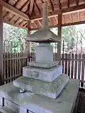 Gedenkstein aus dem 14. Jh. für Rigen Daishi (Hōkaku-Tempel 鳳閣寺)