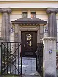 Eingang eines Wohnhauses an der Bayernallee in Berlin-Charlottenburg