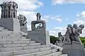 Skulpturengruppen um den Monolithen