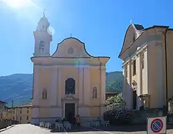 Pfarrkirche (links) und Oratorium (rechts)