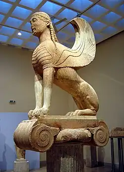 Sphinx der Naxier, um 570 v.&nbsp;Chr. (10&nbsp;m hoch; Archäologisches Museum von Delphi)