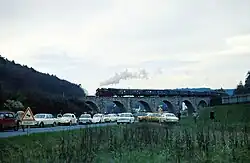 Der Abschiedszug mit 094 540 und 213 377 überquert das Niederschelder Viadukt (1972)