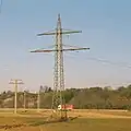Endmast der Anlage 0704 beim Umspannwerk Nehren. Alle Leiterseile sind über die Mastkonstruktion geerdet.