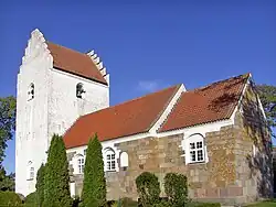 Gjesing, Norddjursland: Jütischer Standard – romanischer Granitquaderbau mit Ergänzungen aus weiß geschlämmtem Backstein