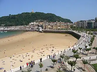 Urgull von Südwesten aus, im Vordergrund Strand und Stadtzentrum von San Sebastián