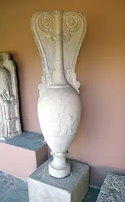 Rundplastische marmorne Loutrophoros für Agathon und Sosykrates vom Kerameikos in Athen mit Relief auf dem Körper; frühes 4. Jahrhundert v.&nbsp;Chr.; Kerameikos-Museum
