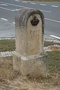 Meilenstein an der B 92 / Einmündung Schönberger Straße