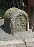 halb im Gehsteig versenkter Ganzmeilenstein an der S 11 in Kleinbardau