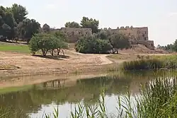 Jarqon vor Festungsruine in Antipatris