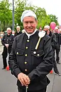 Schornsteinfeger mit vergoldetem Schultereisen beim Maiaufmarsch