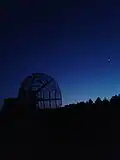 10-m-Radioteleskop mit Venus und Jupiter am Himmel.