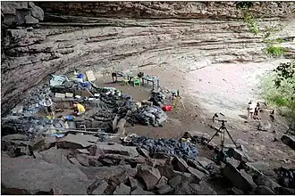 Blick über die Grabungsfläche innerhalb der Höhle