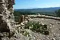Aussicht von der Burgruine Aguilar auf die Corbières, im Hintergrund die Pyrenäen