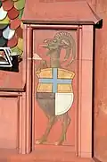 Wappen von Zehngerichtebund und Grauem Bund auf dem Zinnenkranz im Innenhof des Basler Rathauses, um 1514 (das Wappen des Gotteshausbundes ist separat auf dem Zinnenkranz auf der Aussenseite dargestellt)