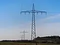 Einebenenmast mit zwei Stromkreisen: Alle Leiter verlaufen nebeneinander.[6]