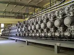 In den beiden horizontalen Röhren sind die beiden Sammelschienen für je drei mal 110&nbsp;kV untergebracht. Die Elemente jeweils in der Mitte sind Trenner.