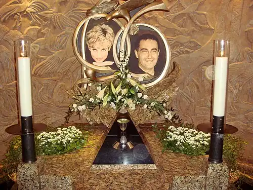 Denkmäler für Diana, Princess of Wales und Dodi Al-Fayed, rechts die Bronzestatue im Harrods