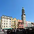 Häuserzeile mit altem Rathaus und Stadtturm