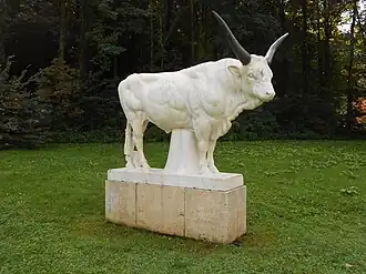 Stier aus Marmor im Park der Fachklinik und Moorbad Bad Freienwalde