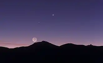Nahezu Konjunktion in Länge von Venus und Mond (mit aschgrauem Mondlicht)