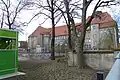 Schulgebäude vom Hof aus gesehen