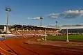 Blick auf die Haupttribüne und rechts im Hintergrund die Trainingshalle (Juni 2012)